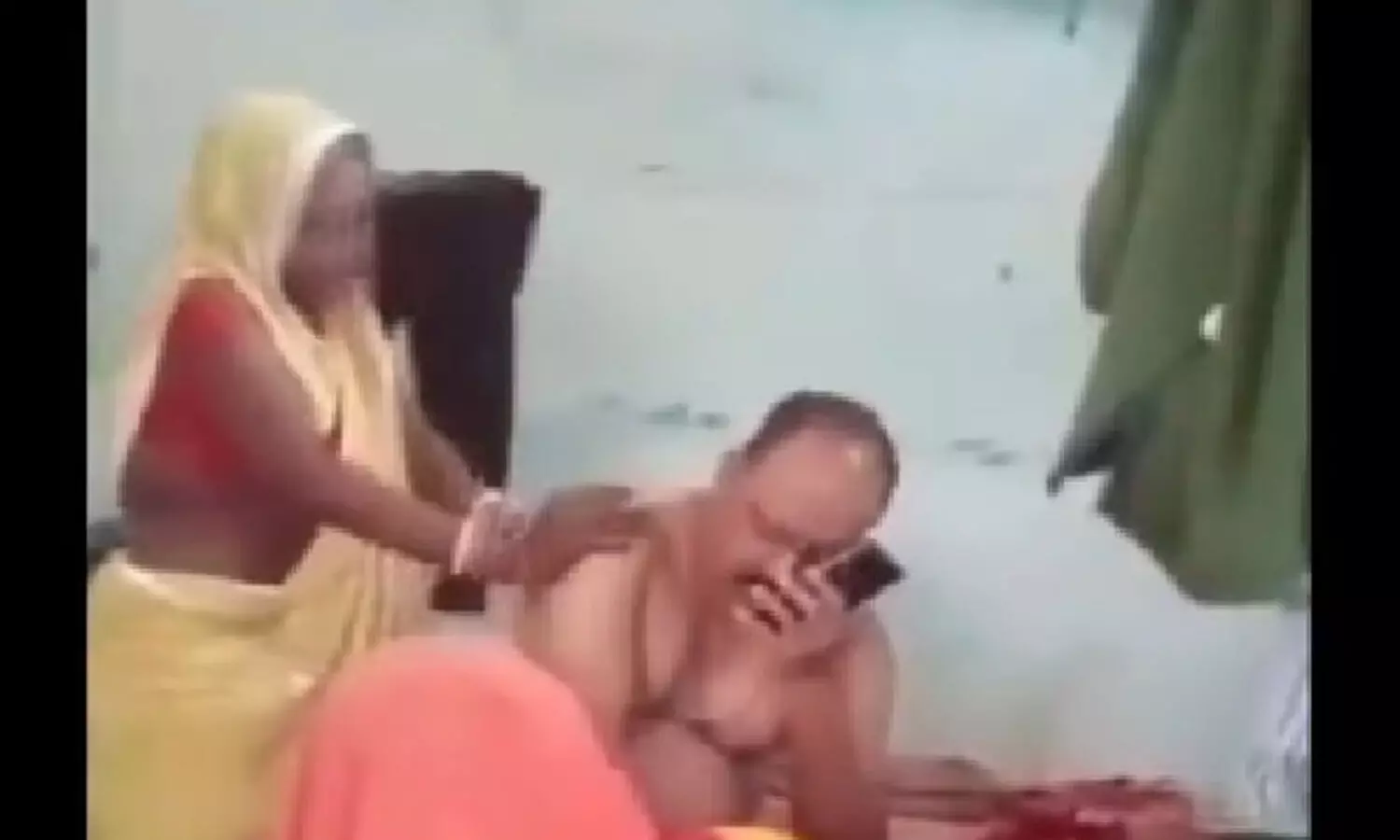 మహిళతో మసాజ్ చేయించుకున్న పోలీస్ అధికారి.. వీడియో వైరల్ !