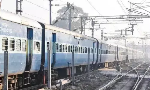 దారుణం.. నడుస్తున్న రైలు నుంచి యువతిని తోసేసిన ప్రయాణికుడు