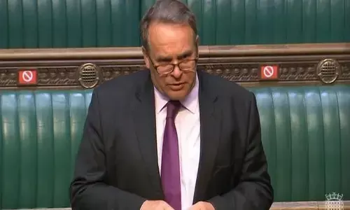 పార్లమెంట్ లో పోర్న్ వీడియోలు చూసిన ఎంపి