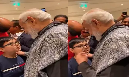 జర్మనీలో మోదీ పర్యటన.. పిల్లాడి పాటకు చిటికెలు !