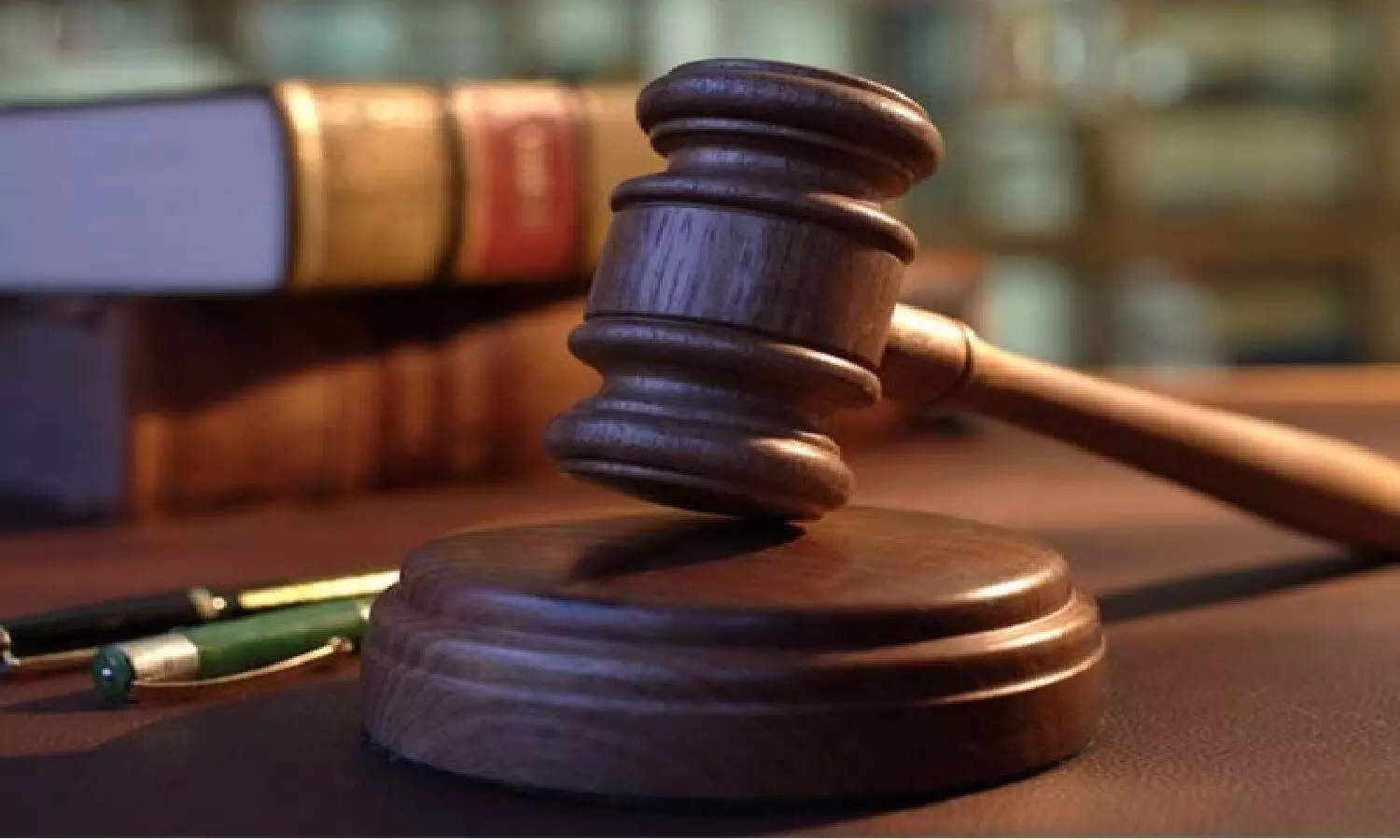 వ్యభిచార గృహానికి వెళ్లి పోలీసుల రైడింగ్ లో పట్టుబడిన వ్యక్తిని విచారించలేం: ఏపీ హై కోర్టు వ్యభిచార గృహానికి వెళ్లి పోలీసుల రైడింగ్ లో పట్టుబడిన వ్యక్తిని విచారించలేం: ఏపీ హై కోర్టు