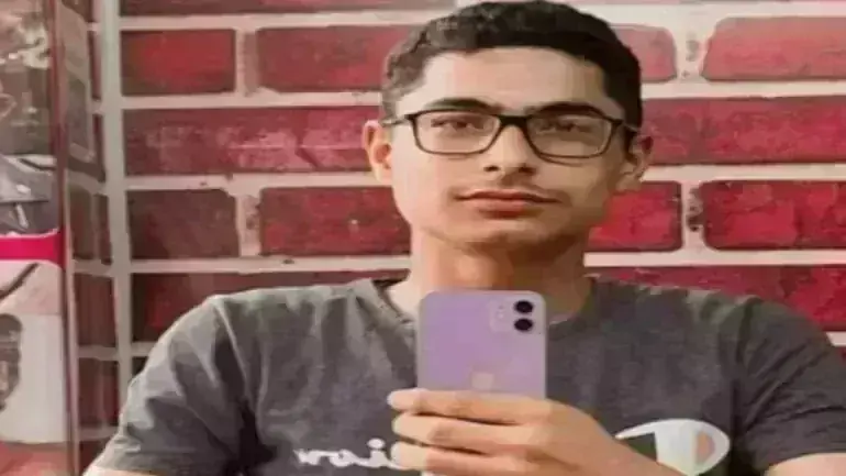 ఐఫోన్ తో పాటూ డబ్బుల కట్టలతో ఫోజులిస్తూ వచ్చిన యువకుడు.. ఆ తర్వాత