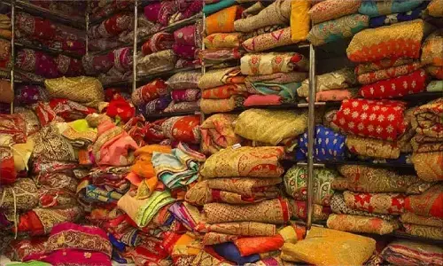 కొత్త చీర కంటపడితే ఆగలేని కూతురు.. తల్లి సపోర్ట్.!