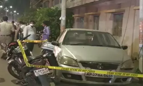 కారులో డెడ్‌బాడీ కలకలం.. విజయవాడలో నడిరోడ్డుపై..