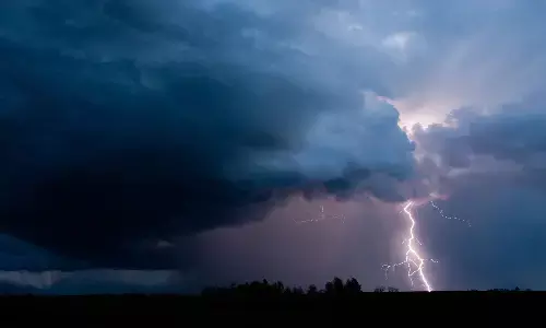 పిడుగుపాటుకు రైతు మృతి, మరొకరికి గాయాలు !