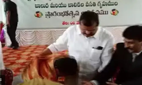 మంత్రి కాళ్లపై పడ్డ మరో మంత్రి.. ఏపీలో ఆసక్తికర సీన్