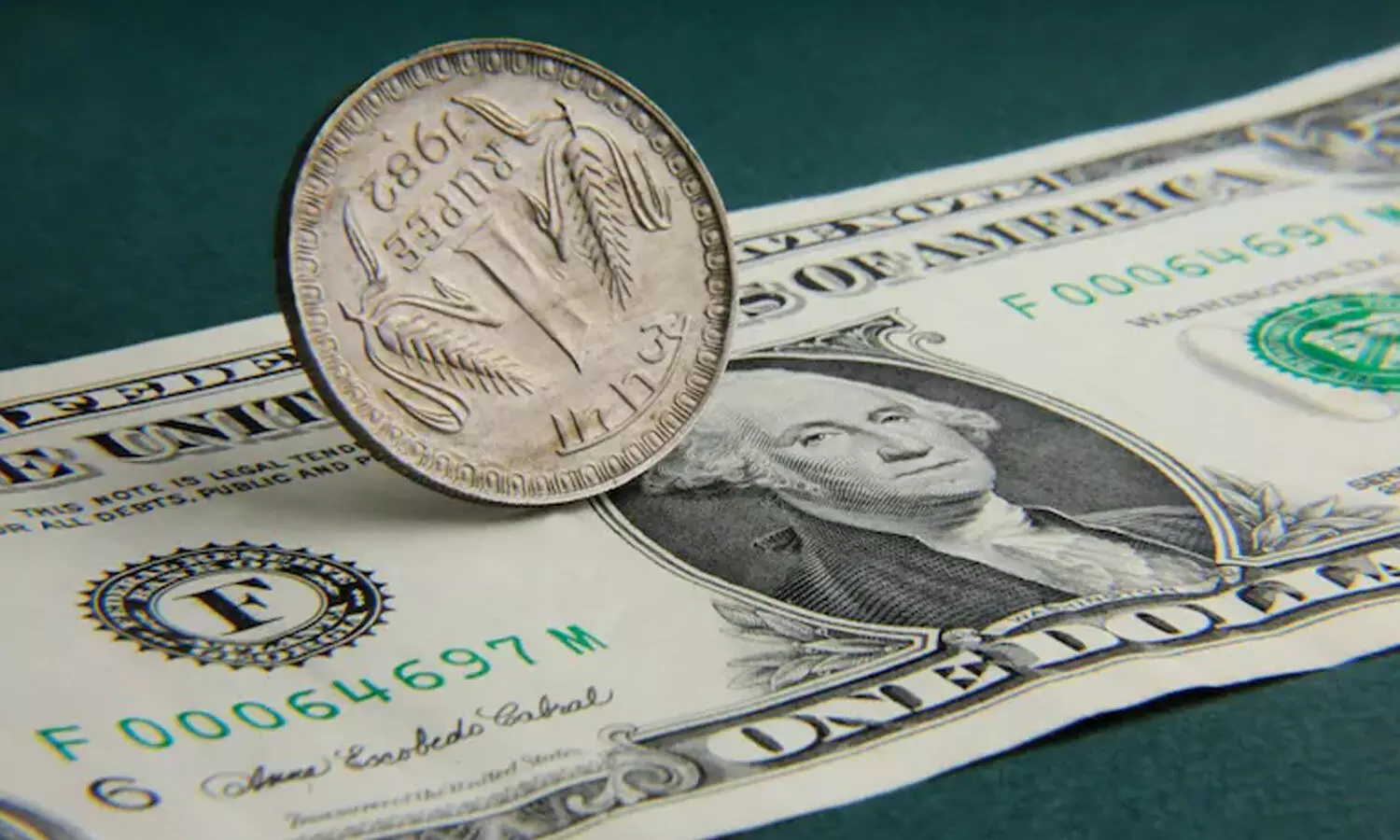 కనిష్టానికి పడిపోయిన రూపాయి విలువ..