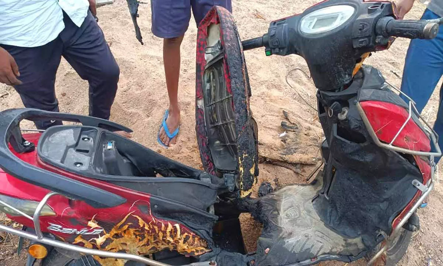 పేలిన ఎలక్ట్రిక్ బైక్ బ్యాటరీ.. వాహనం దగ్ధం