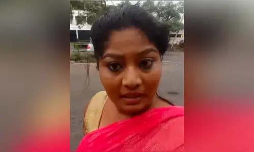 గీతా ఆర్ట్స్ ఎదుట మహిళా ఆర్టిస్టు అర్థనగ్న ధర్నా