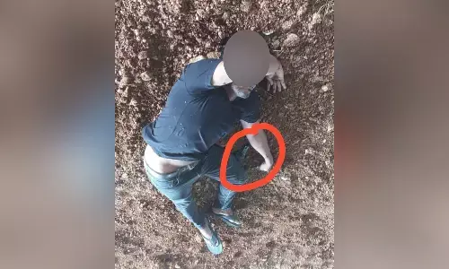 ప్రేమోన్మాది ఘాతకం.. యువతిని కాల్చి.. ఆపై ఆత్మహత్య