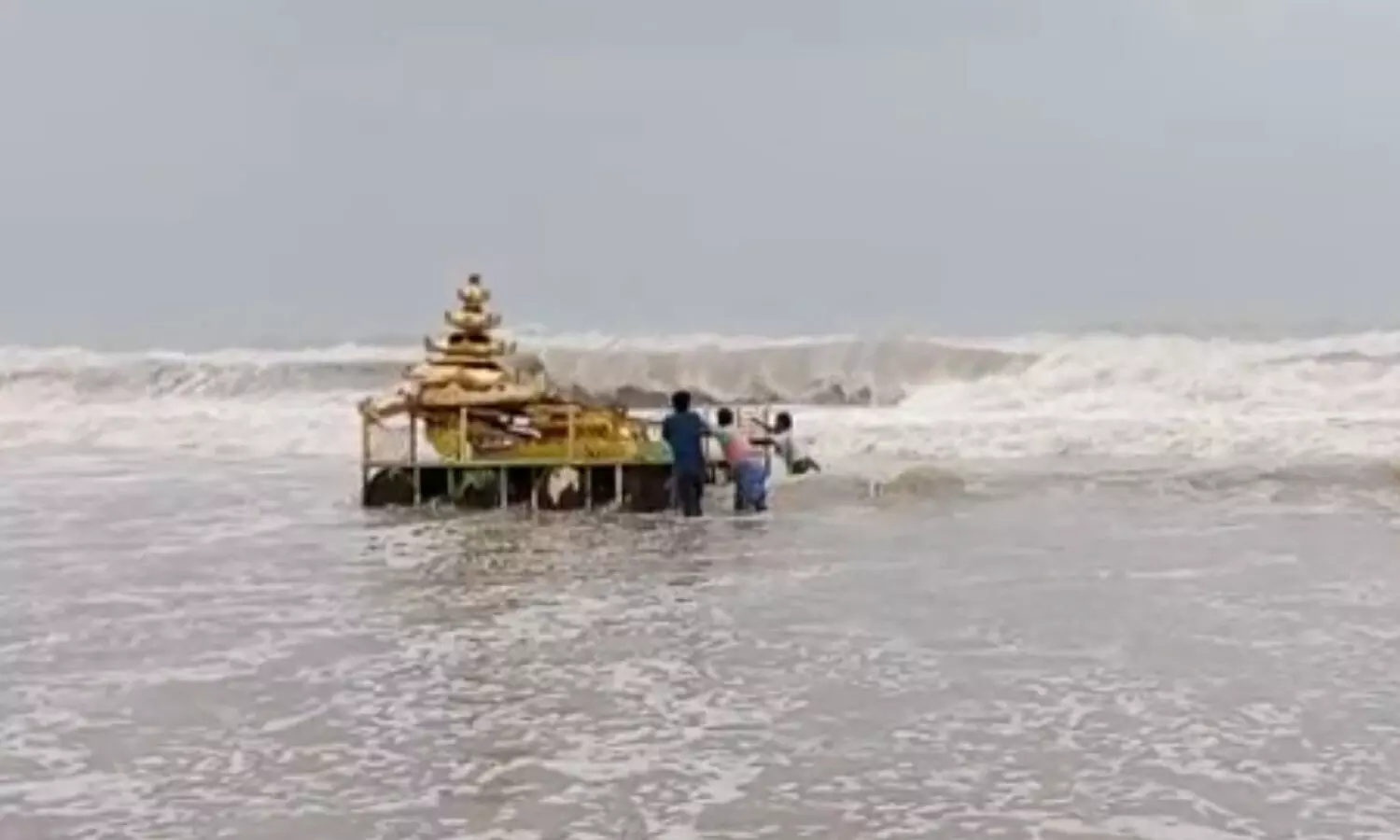 శ్రీకాకుళం తీరప్రాంతానికి కొట్టుకొచ్చిన బంగారువర్ణ రథం (వీడియో)