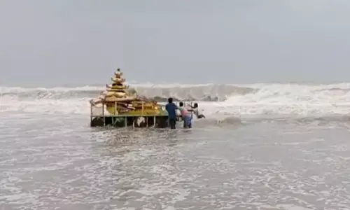 శ్రీకాకుళం తీరప్రాంతానికి కొట్టుకొచ్చిన బంగారువర్ణ రథం (వీడియో)