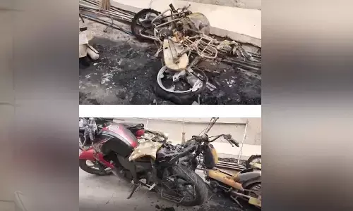 విజయవాడలో గంజాయి బ్యాచ్ వీరంగం.. 5 బైక్ లు దగ్ధం