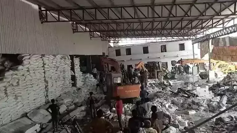 గుజరాత్ లో దారుణం.. ఫ్యాక్టరీ గోడ కూలి 12 మంది దుర్మరణం గుజరాత్ లో దారుణం.. ఫ్యాక్టరీ గోడ కూలి 12 మంది దుర్మరణం