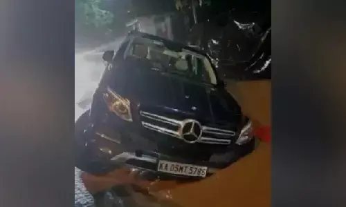 బెంగళూరు నగరానికి ఆరెంజ్ అలర్ట్.. ఇరుక్కుపోయిన బెంజ్ కార్