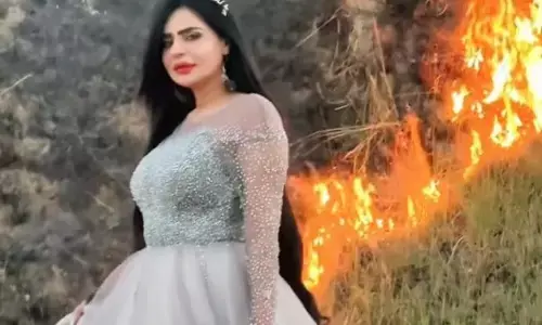 కాలిపోతున్న అడవి పక్కన టిక్ టాక్ స్టార్ ఓవరాక్షన్.. నెటిజన్స్ తిట్లే తిట్లు