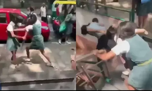 రౌడీల్లా రోడ్డు మీద కొట్టుకున్న అమ్మాయిలు