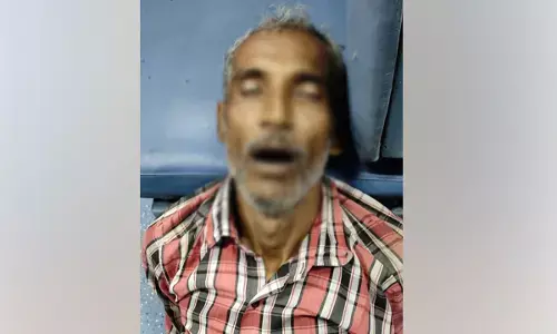 తిరుపతి.. రైలు పెట్టెలో మృతదేహం