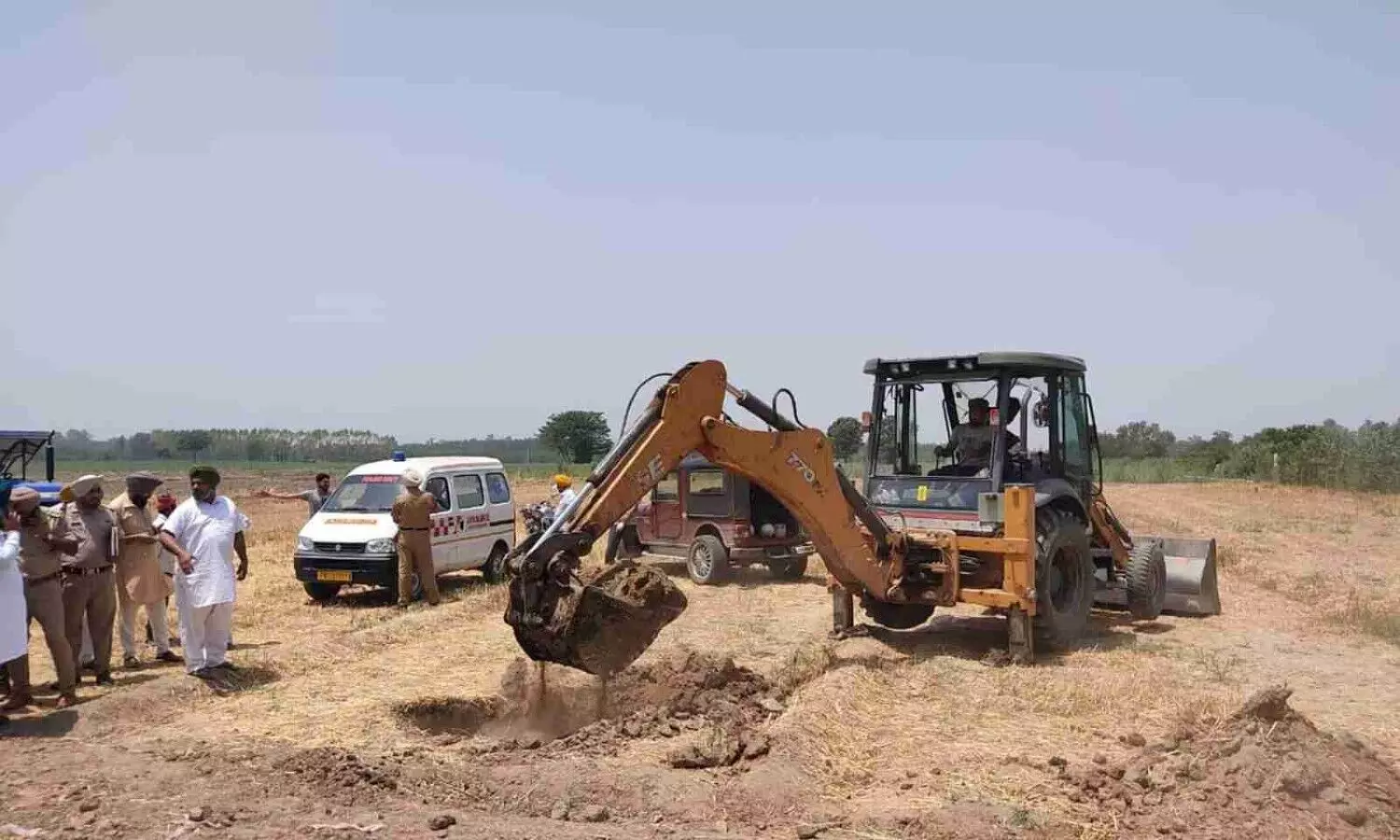 వీధికుక్కల బారి నుండి తప్పించుకోడానికి ప్రయత్నిస్తూ.. బోరు బావిలో పడ్డ బాలుడు