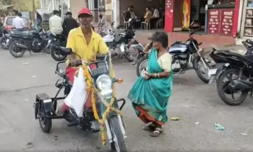 భార్యకు బైక్ ను గిఫ్ట్ గా ఇచ్చిన బిచ్చగాడు