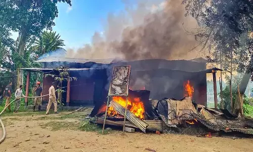 చేపలు పట్టే వ్యక్తి పోలీసు కస్టడీలో మృతి.. ఏకంగా పోలీసు స్టేషన్ కే నిప్పు