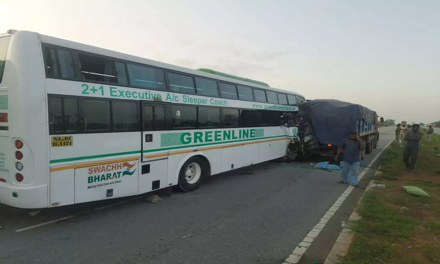 సత్యసాయి జిల్లాలో ఆగివున్న లారీని ఢీకొట్టిన ప్రైవేట్‌ ట్రావెల్స్ బస్సు