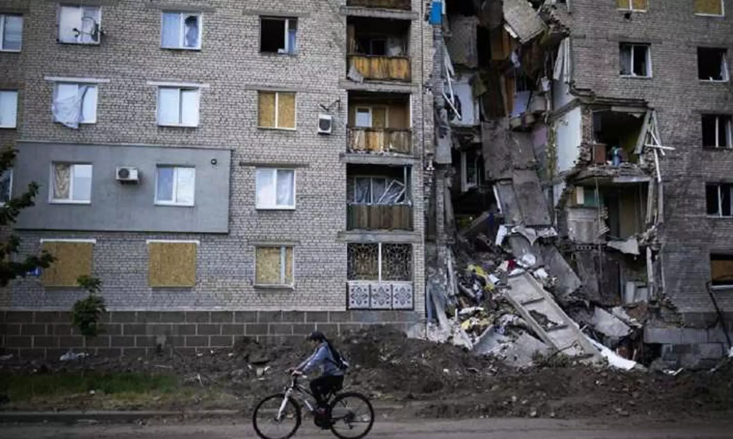 అపార్ట్మెంట్ కింద 200కు పైగా మృతదేహాలు