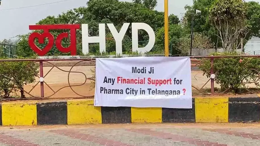 ప్రధాని మోదీకి 17 ప్రశ్నలు.. భాగ్యనగరంలో వెలసిన 17 బ్యానర్లు ప్రధాని మోదీకి 17 ప్రశ్నలు.. భాగ్యనగరంలో వెలసిన 17 బ్యానర్లు