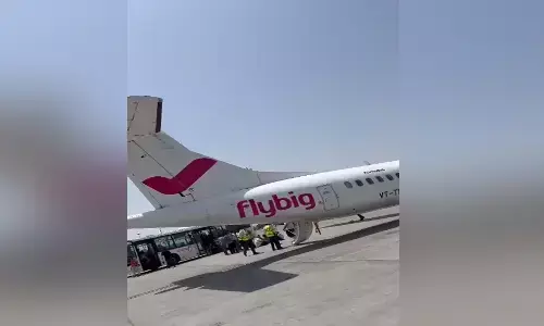 శంషాబాద్ ఎయిర్ పోర్టులో విమానానికి తప్పిన ప్రమాదం