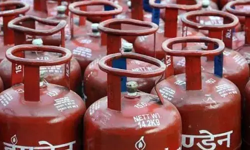 భారీగా తగ్గిన వంట గ్యాస్ ధర