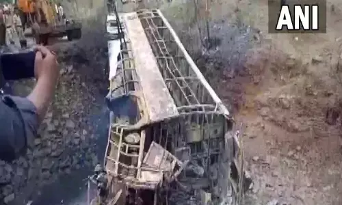 కూతురికి ఆశీస్సులు.. తండ్రి అనంతలోకాలకు...!