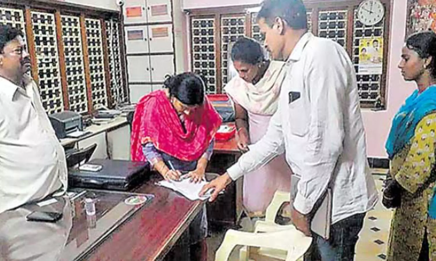 గౌతు శిరీషకు సీఐడీ నోటీసులు