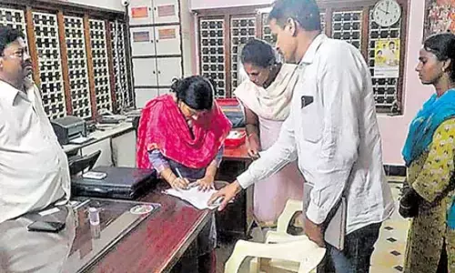 గౌతు శిరీషకు సీఐడీ నోటీసులు