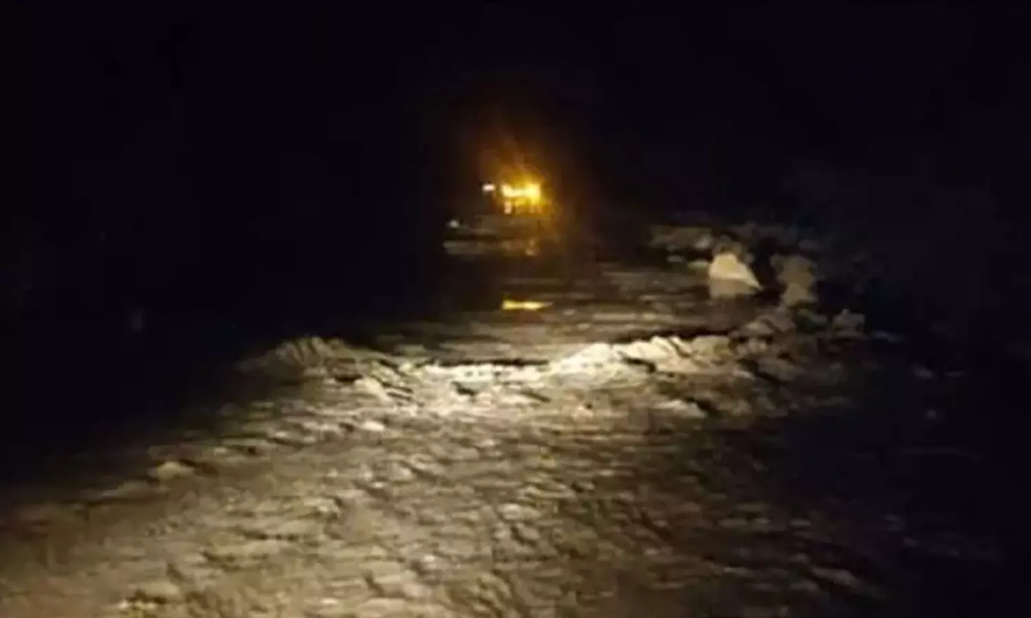 వాగులో కొట్టుకపోయిన కారు.. ఐదుగురి గల్లంతు