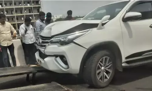 మంత్రికి తృటిలో తప్పిన ప్రమాదం