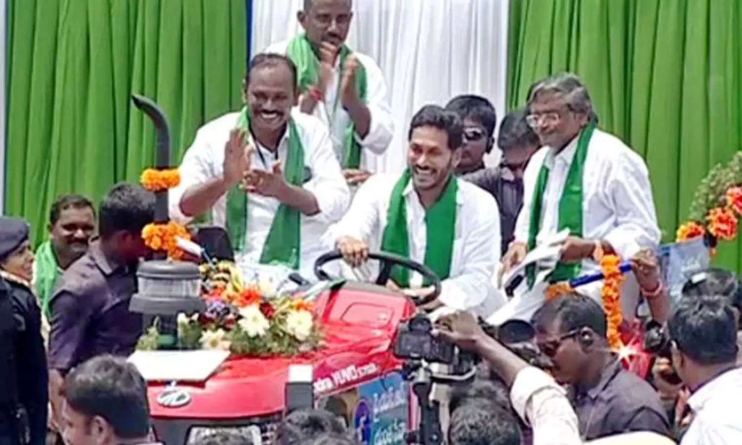 ట్రాక్టర్ ను నడిపిన జగన్