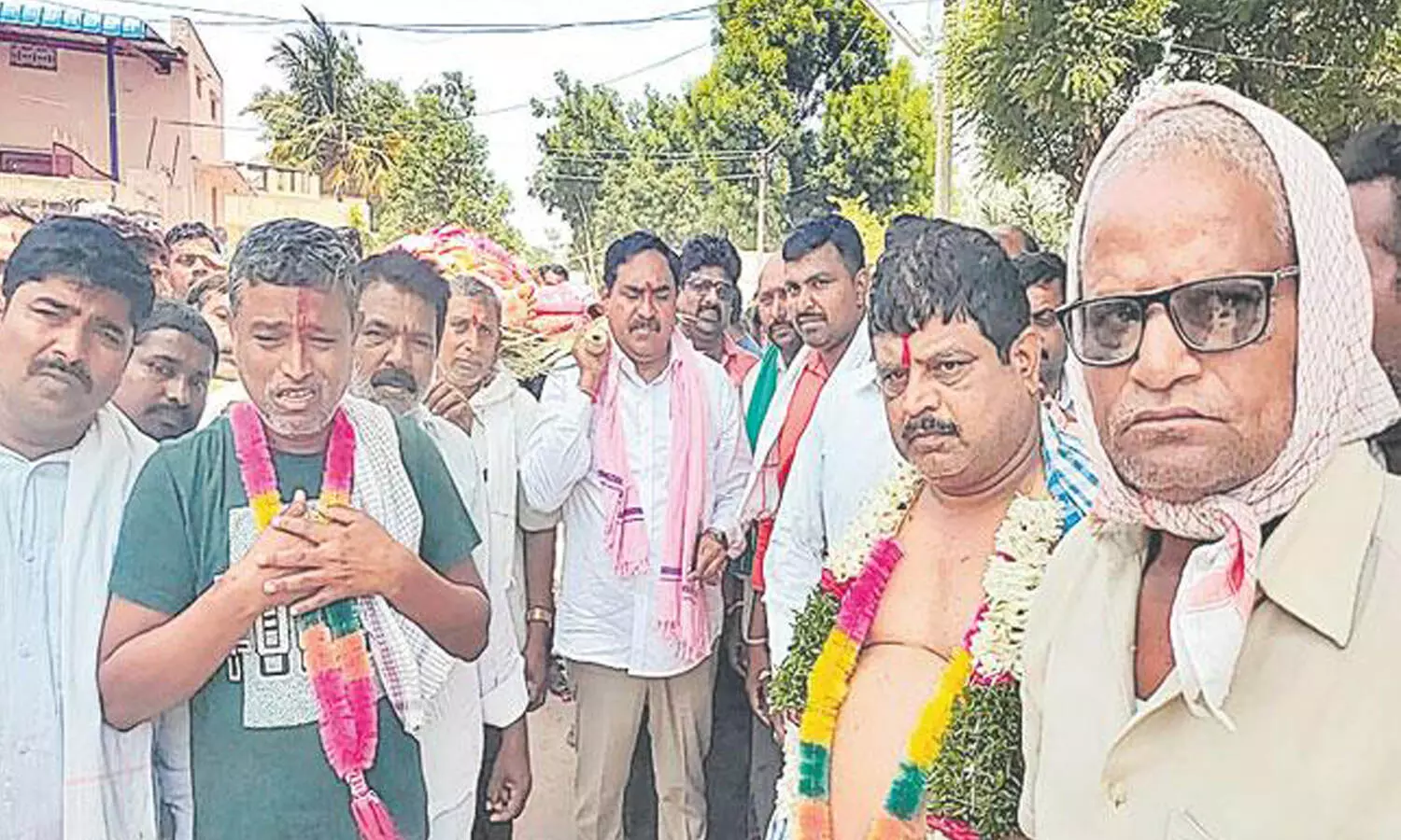 రాజకీయ పాఠాలు నేర్పిన టీచర్  పాడె మోసిన మంత్రి