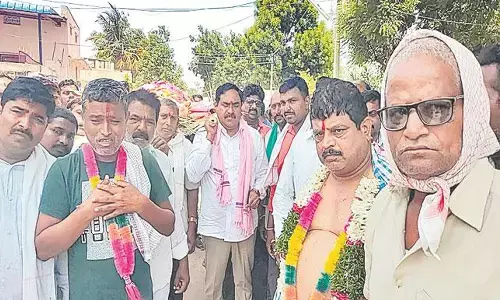 రాజకీయ పాఠాలు నేర్పిన టీచర్  పాడె మోసిన మంత్రి