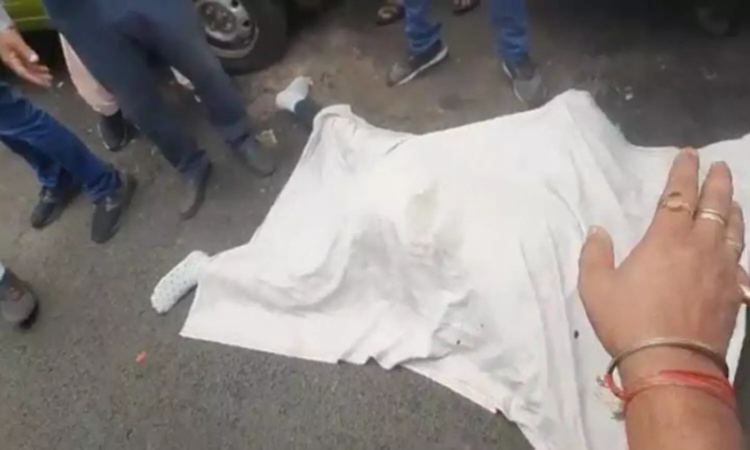 మహిళను కాల్చి.. తనను తాను కాల్చేసుకున్న పోలీసు మహిళను కాల్చి.. తనను తాను కాల్చేసుకున్న పోలీసు