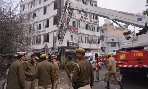 కరోల్ బాగ్ లో భారీ అగ్నిప్రమాదం