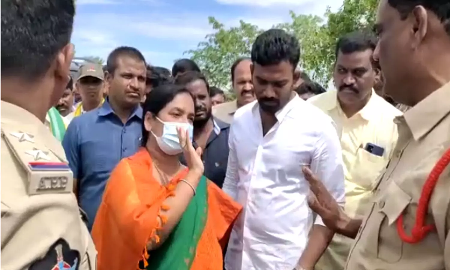 పరిటాల సునీతను అడ్డుకున్న పోలీసులు పరిటాల సునీతను అడ్డుకున్న పోలీసులు