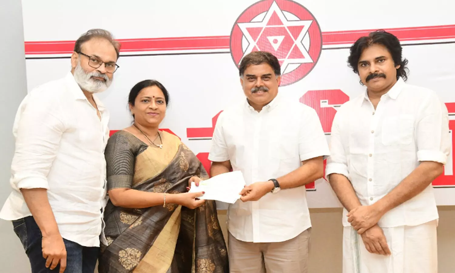 పవన్ కు మెగా కుటుంబం అండ