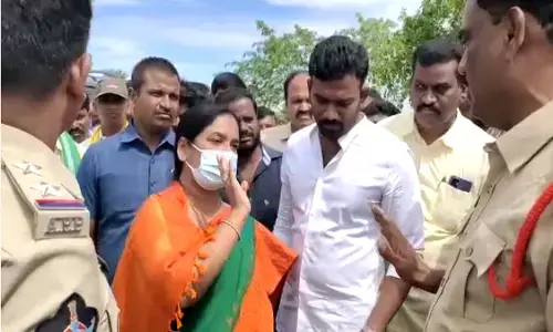 పరిటాల సునీతను అడ్డుకున్న పోలీసులు