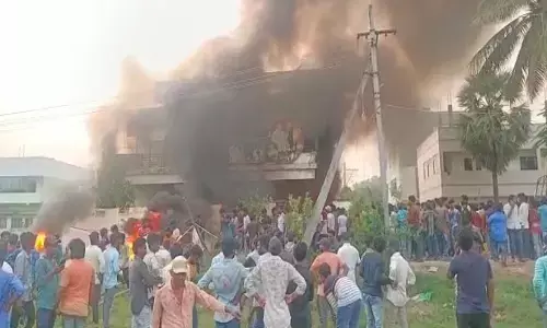 ఏపీ మంత్రి అనుచరులపై కేసు నమోదు