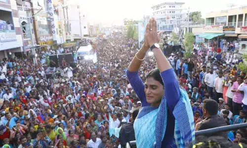 వైఎస్ షర్మిలపై స్పీకర్ కు ఎమ్మెల్యేల ఫిర్యాదు