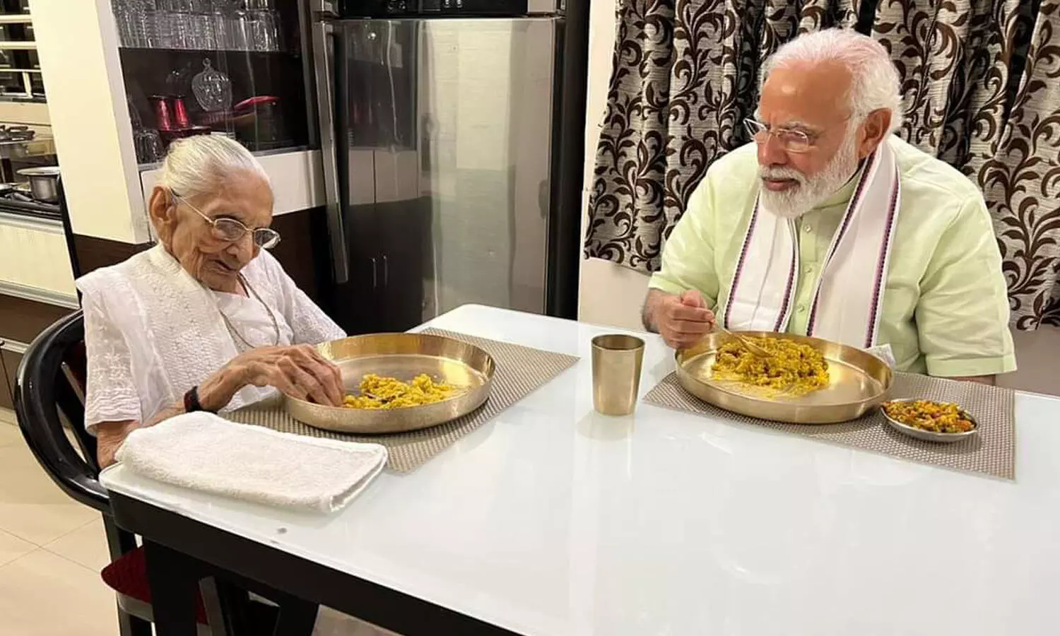 మోదీ తల్లికి 100 ఏళ్లు.. పండగకు ప్రధాని