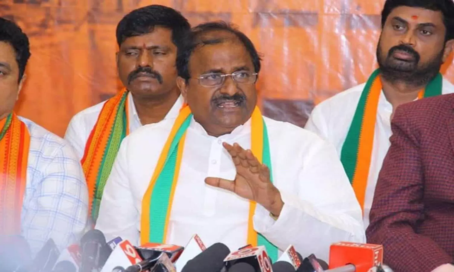 రాష్ట్ర రాజకీయాల్లో అనూహ్య మార్పులు