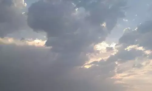 వర్షం తో తడిసి ముద్దవుతున్న తెలుగు రాష్ట్రాలు