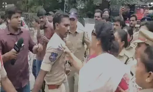 ఎస్సై కాలర్ పట్టుకున్న రేణుకా చౌదరి