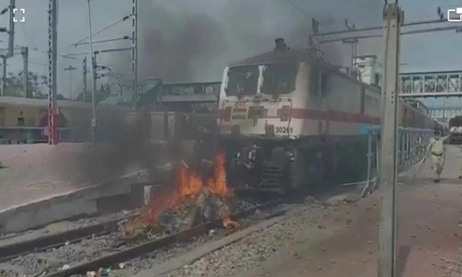 ఆగని హింస.. ట్రాక్ పైనే ఆందోళనకారులు